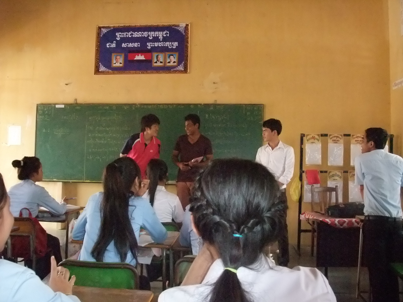 カンボジア人に伝わるように通訳と一緒に授業をする様子