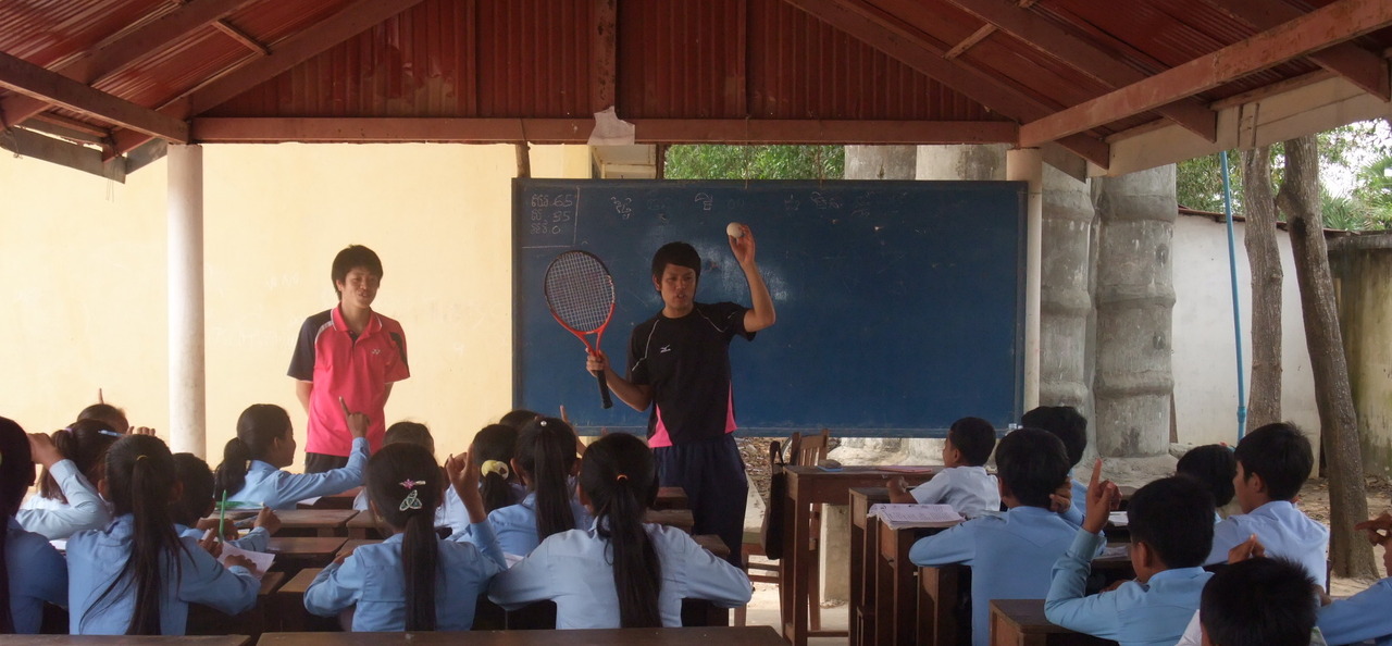 （画像２）カンボジアの学校にソフトテニスの授業をした時